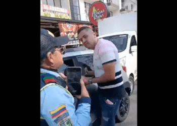 Sujeto intenta escapar de la policía y termina machucándose los dedos