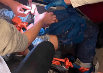 Pasajero trata de abrir la puerta de un avión en pleno vuelo