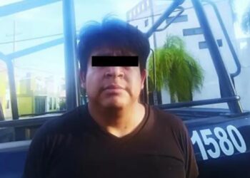 Intenta incendiar a su esposa por enojarse al verla con el celular