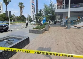 Motociclistas asaltan y balean a un hombre afuera de una plaza