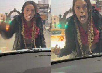 Mujer golpea auto en Monterrey para exigir dinero