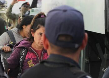 Policía roba monedero de una mujer