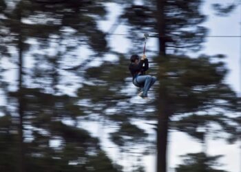 Funcionaria de Tacámbaro se burla de la muerte en tirolesa