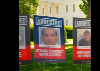 Casa Blanca exhibe fotos de inmigrantes arrestados