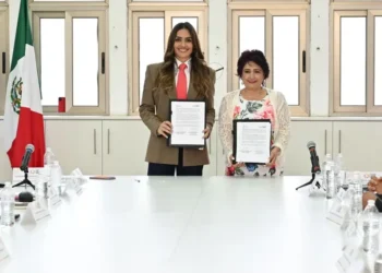 Rojo de la Vega firma compromisos ante el IECM