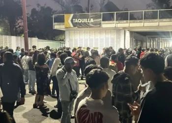 Portazo en concierto de reguetón causa caos en CDMX