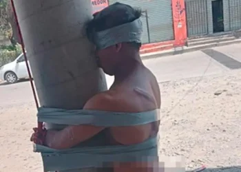 Desnudan y amarran a presunto ladrón en Huejutla