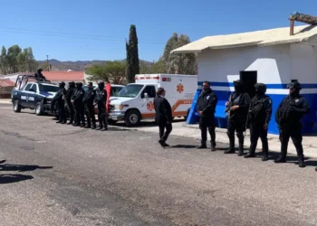 Niño maneja camioneta y muere en volcadura