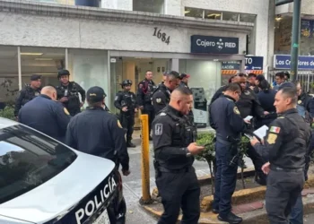 Policía se dispara accidentalmente mientras cuidaba banco