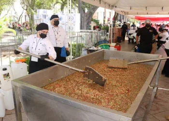 Culiacán da tres toneladas de ceviche para reactivar la economía