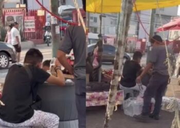 Captan a vendedor ambulante rellenando botellas con agua de una tina en calles de CDMX