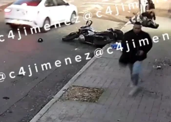 Motociclista asalta a pareja en CDMX