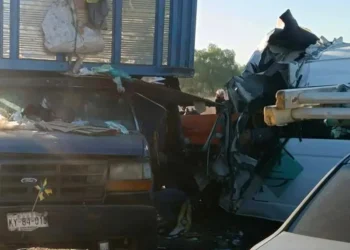 Choque entre combi y camión de basura deja cinco muertos y 17 heridos​