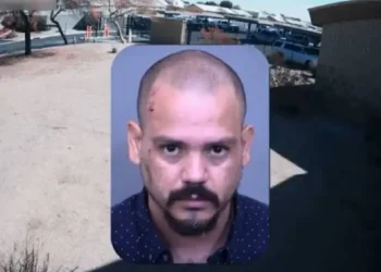 Hombre estrella su camioneta dos veces contra comisaría en Arizona