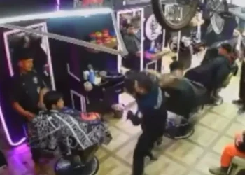 Policía golpea y lanza al piso a joven peluquero