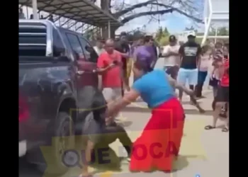 Mamá exhibe a su hijo por robar