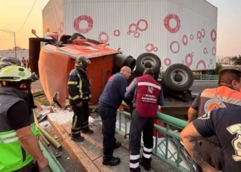 Tráiler queda colgando de un puente en Azcapotzalco