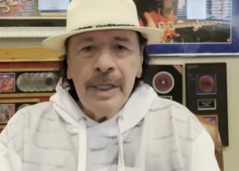 Carlos Santana es hospitalizado de emergencia