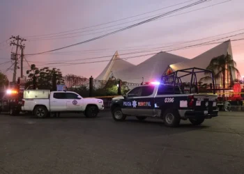 Vehículo con tres cuerpos en estacionamiento de iglesia