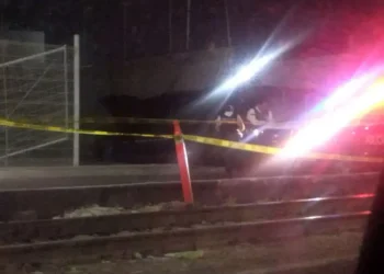 Camioneta se estrella contra barda y deja dos muertos