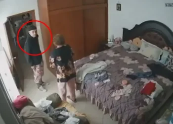 Abuelita es agredida por hombre al que pidió ayuda​