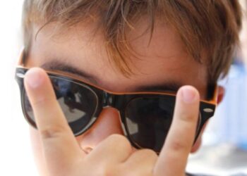 Niño de las “pipshas” lanza su propia línea de lentes