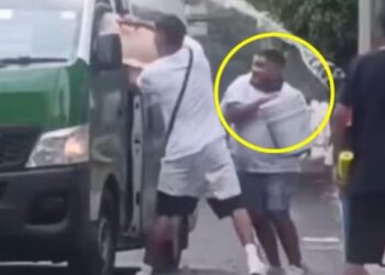 Familia detiene combi para lanzar agua a pasajeros
