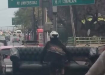 Ciclista sorprende al trasladar un sillón