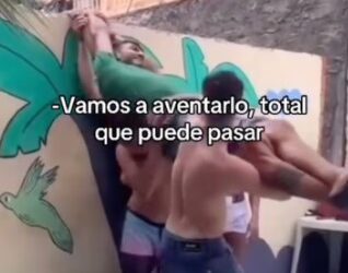 Jóvenes se accidentan al caer pared en alberca​