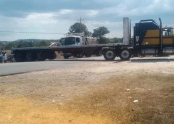 Habitantes bloquean carretera por operativos militares​