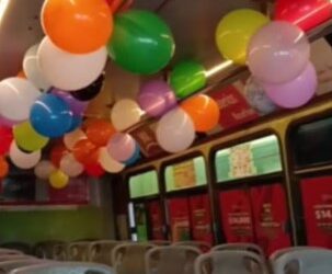 Chofer hace fiesta de Día del Niño en su camión