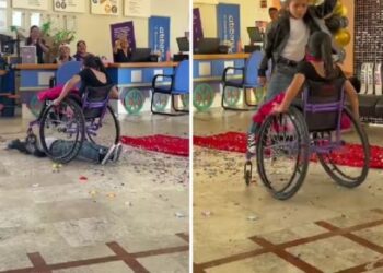 Niño baila con compañera en silla de ruedas en festival