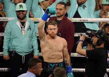 ‘Canelo’ entona su corrido en Arabia Saudita rumbo a la pelea