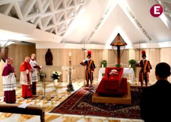 Vaticano muestra primeras imágenes del féretro del Papa