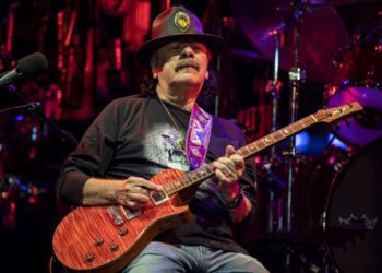 Carlos Santana da positivo a COVID-19