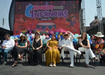 Clara Brugada, se reúne con niños en el Zócalo​