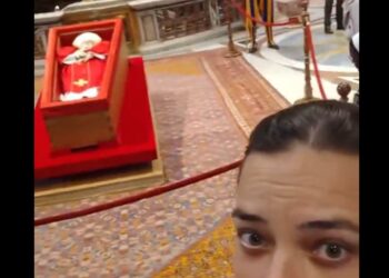 Selfies junto al Papa causan indignación