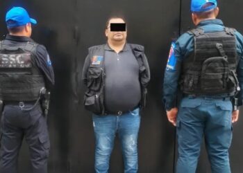 Fingen ser funcionarios y extorsionan a ingeniero en la Roma Norte; terminan detenidos