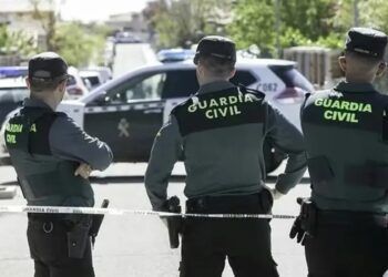 Hallan a tres niños encerrados desde la pandemia en una vivienda insalubre de Oviedo
