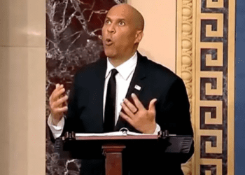 Senador arremete contra Trump con discurso de más de 25 horas