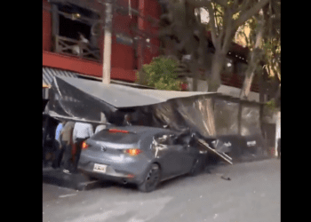 Automovilista pierde el control y se estrella contra restaurante en la colonia Cuauhtémoc
