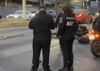 Motociclista pierde la vida frente al AICM; su casco estaba intacto