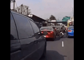 Motociclista trata de vengarse de un auto y termina en el piso