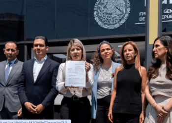 Panistas acuden a la FGR a presentar denuncia contra la senadora Andrea Chávez