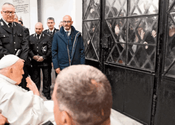 Pese a su convalecencia, el Papa visita una cárcel de Roma