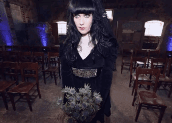 Mujer afirma que se casó con un fantasma… y luego se divorció de él por posesivo