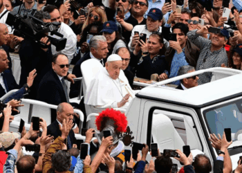 El Papa reaparece para el Urbi et Orbi y saluda desde el papamóvil