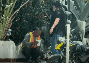 Captan a extranjero agrediendo a trabajador en vía pública de Mazatlán