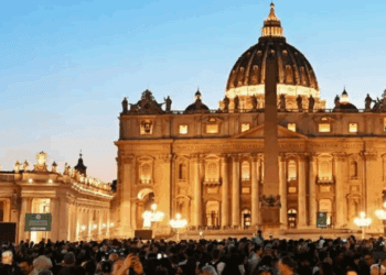 Multitud rinde homenaje al papa Francisco; evalúan ampliar horario de visitas