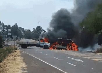 Ola de violencia del CJNG desata bloqueos y caos vial en Michoacán